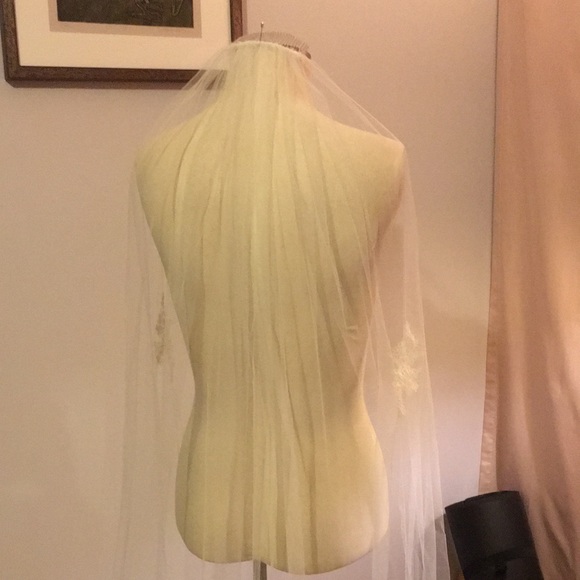 Wedding Veil with Embroidered Details - Picture 4 of 9